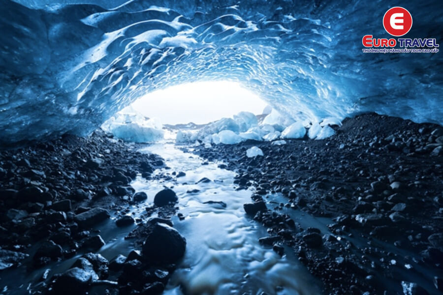 Khám phá hang động băng đăng Glacier Cave