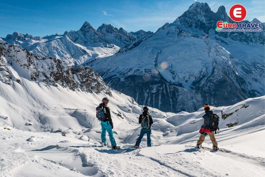 Ngọn núi Mont Blanc được bao phủ bởi lớp tuyết trắng với vẻ đẹp hoang sơ, hùng vĩ