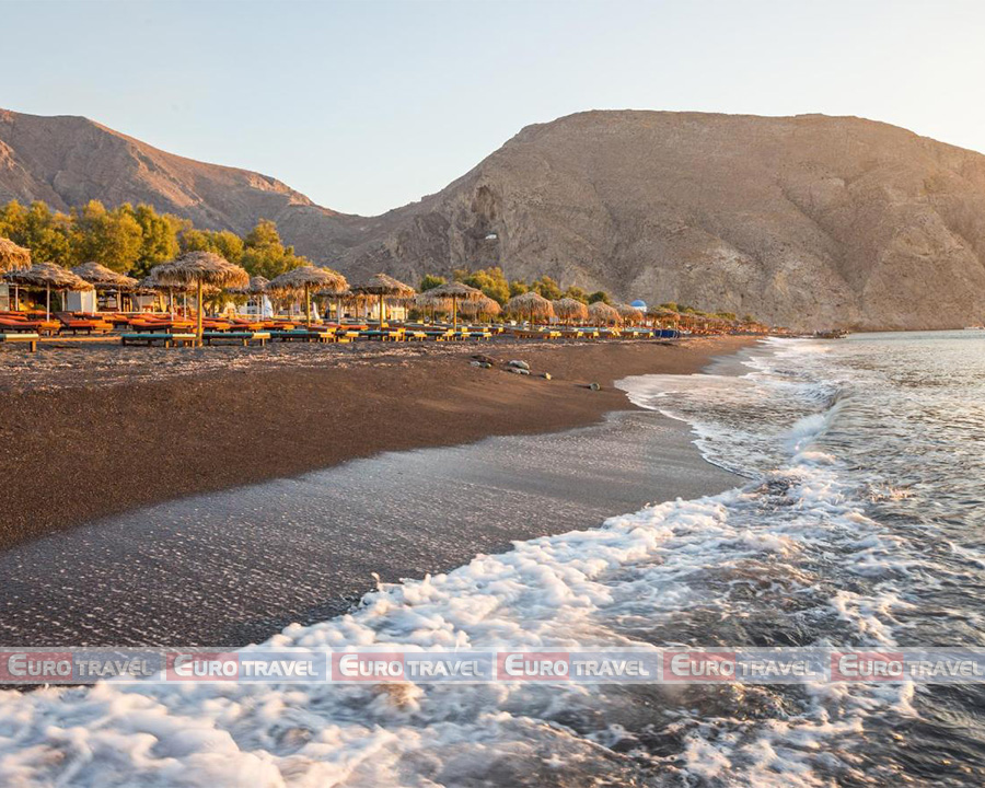 Bai-bien-cat-den-Perissa-o-santorini_cong-ty-du-lich-chau-au-euro-travel