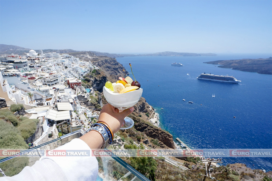 sua-chua-dac-biet-tai-hon-dao-santorini_cong-ty-du-lich-chau-au-euro-travel