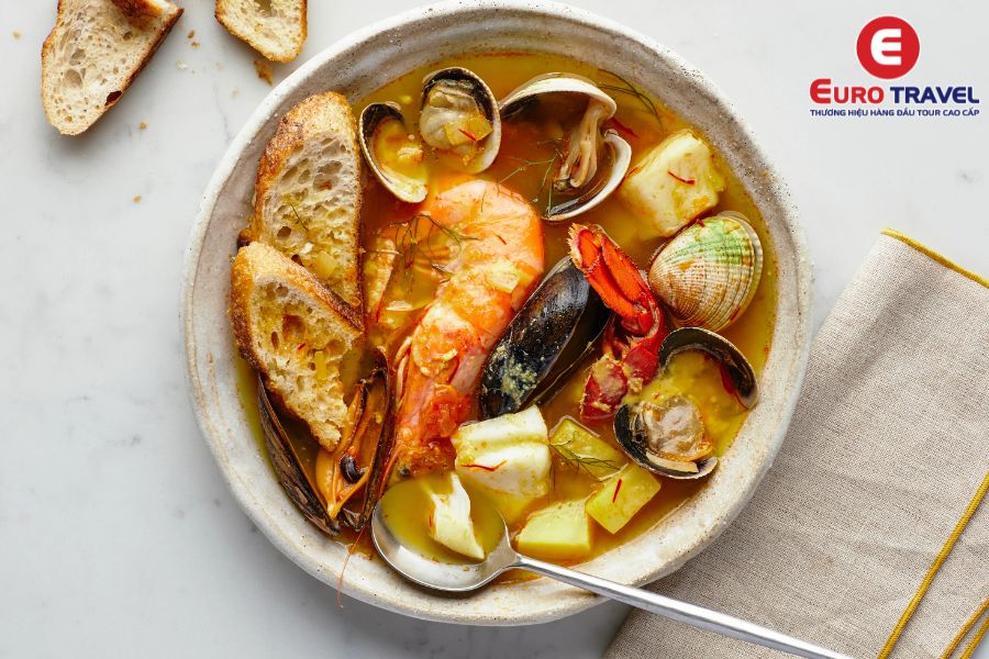 Bouillabaisse - Món súp hải sản nổi tiếng của vùng Provence