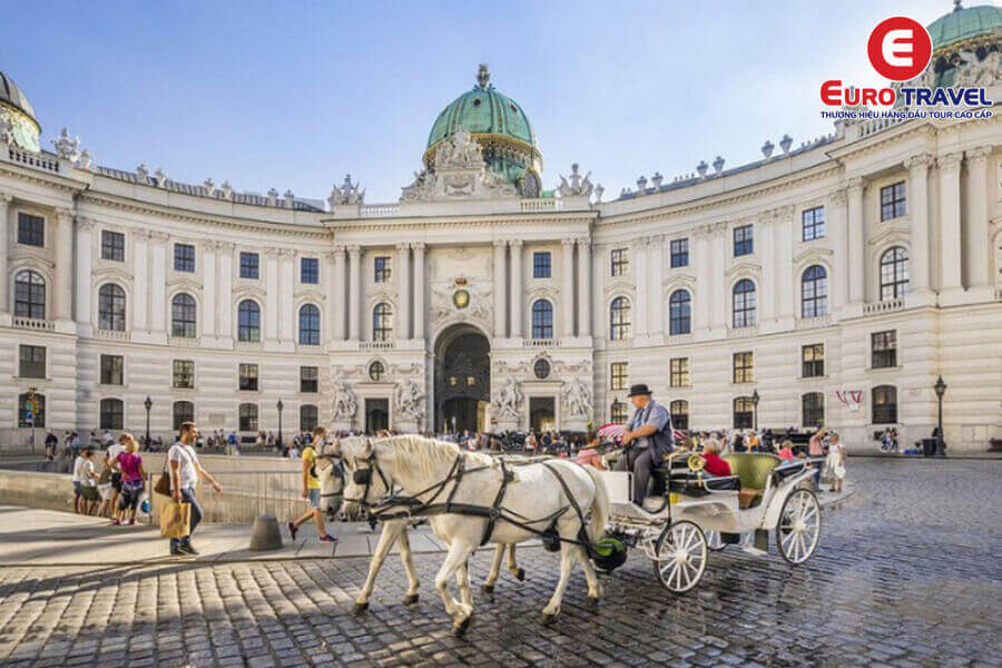 Du khách có kinh nghiệm du lịch Áo tham quan cung điện Hofburg thơ mộng như bước ra từ cổ tích