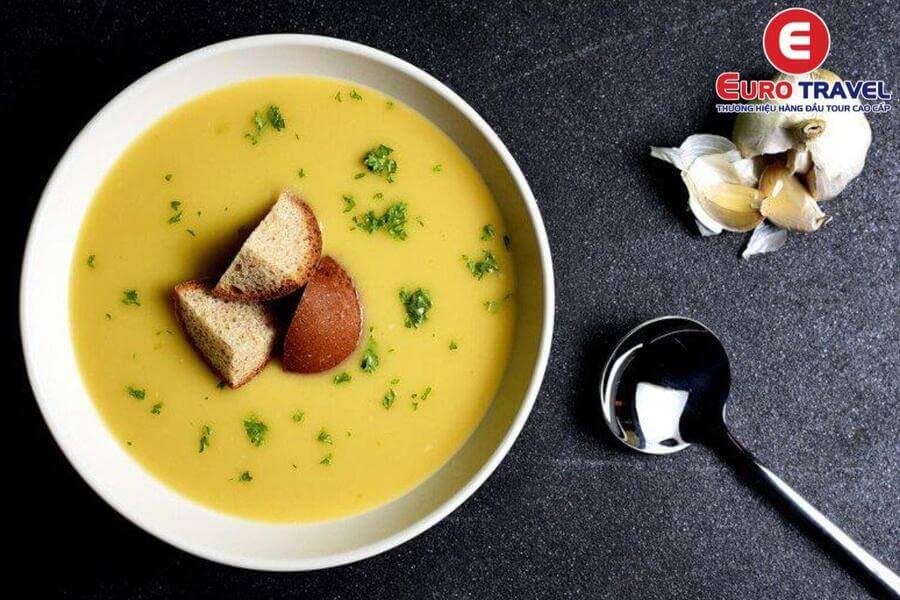Món súp tỏi món ăn truyền thống của Séc rất được Du Khách yêu thích