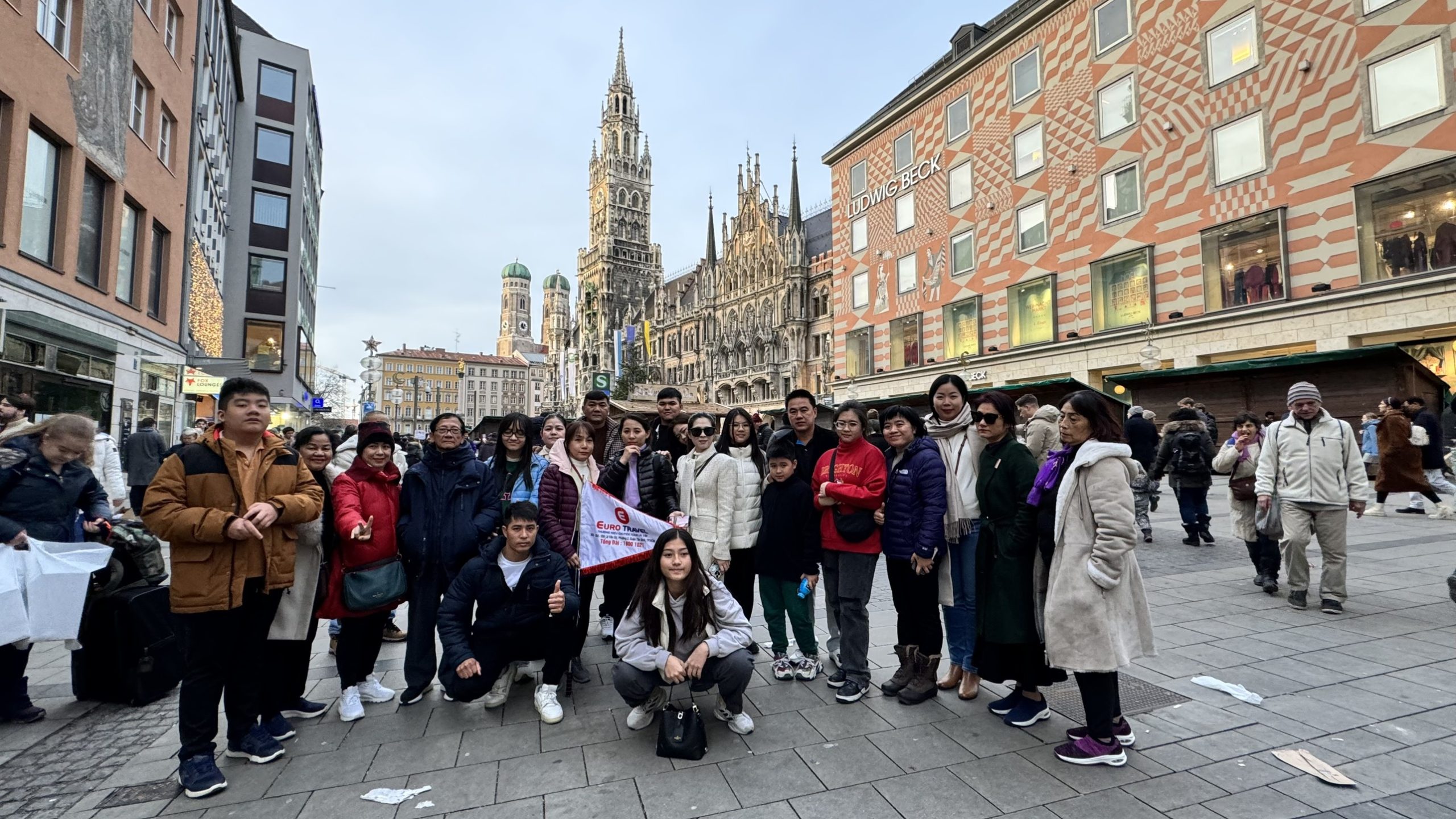 Quảng trường Đức Mẹ (Marienplatz)