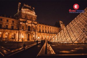 Bảo tàng Louvre khi ghé thăm Paris