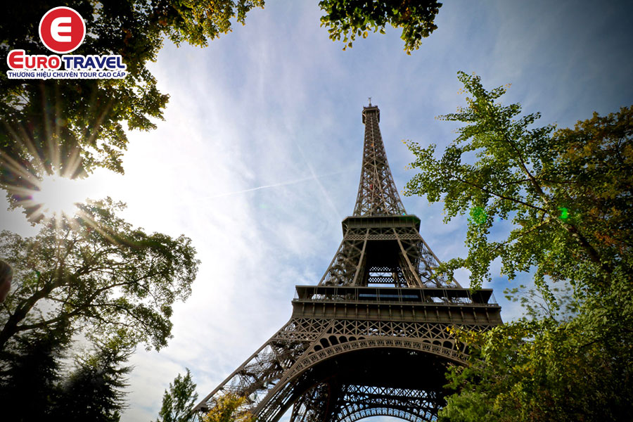 Cẩm nang du lịch châu Âu mùa thu chinh phục Eiffel