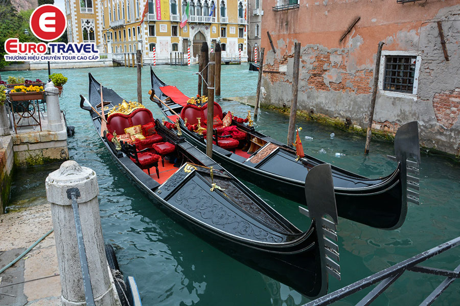 Đi thuyền Gondola thưởng ngoạn vẻ đẹp Venice