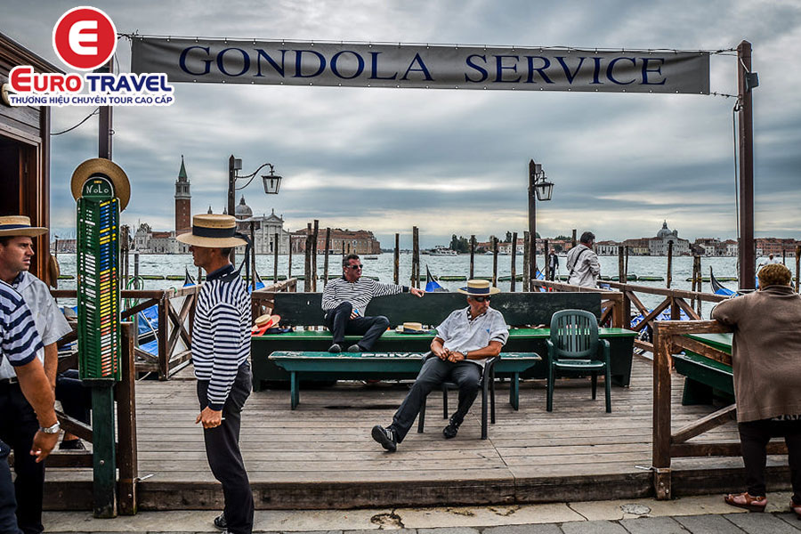 Đi thuyền Gondola thưởng thức những điều tuyệt vời từ người lái thuyền
