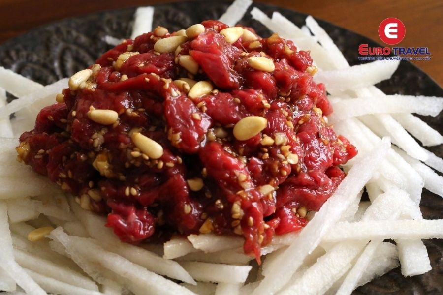 Món Yukhoe của Hàn Quốc biến tấu từ Steak Tartare