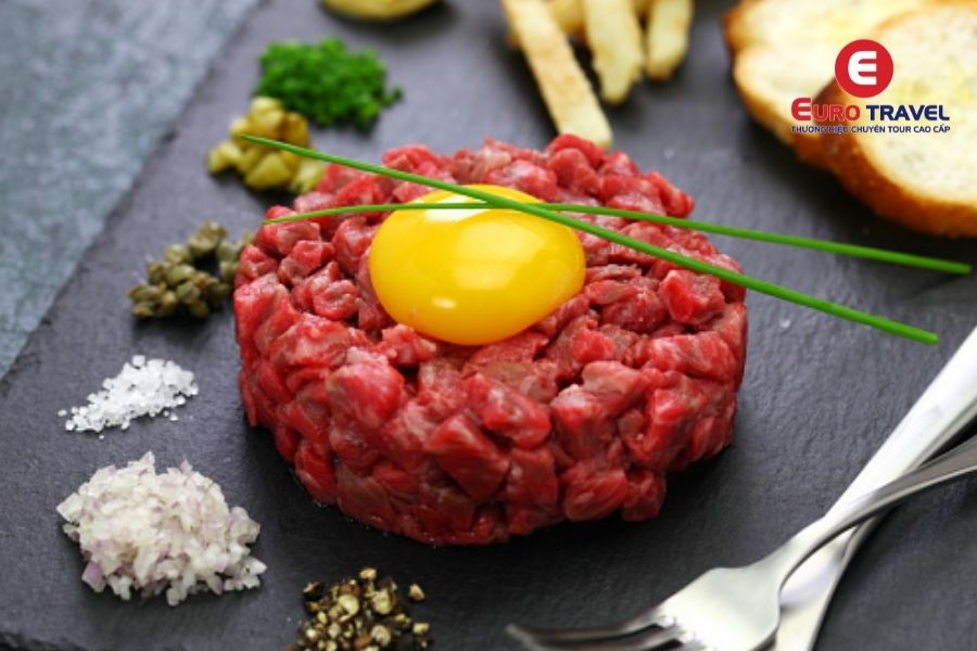 Thịt bò tái Steak Tartare trong ẩm thực Pháp ăn kèm lòng đỏ trứng sống