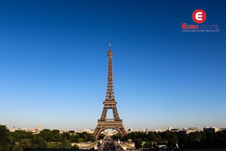 Tháp Eiffel nổi tiếng