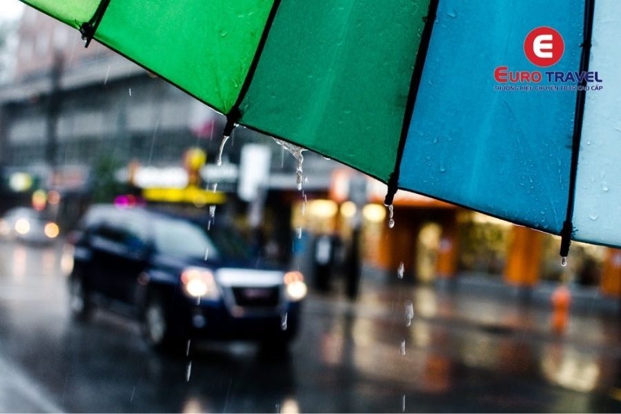 Đừng quên mang theo chiếc ô nhỏ để che chắn khi cần