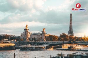 Ghé thăm Paris đi du thuyền trên sông Seine