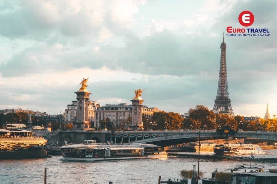 Ghé thăm Paris đi du thuyền trên sông Seine