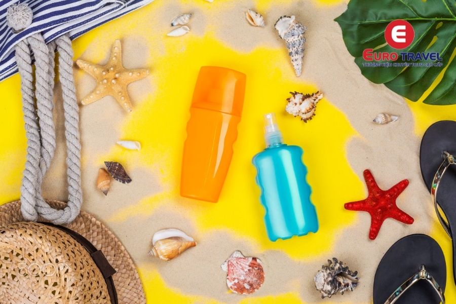 Kem chống nắng là vật dụng cần thiết trong mỗi chuyến du lịch châu Âu mùa hè