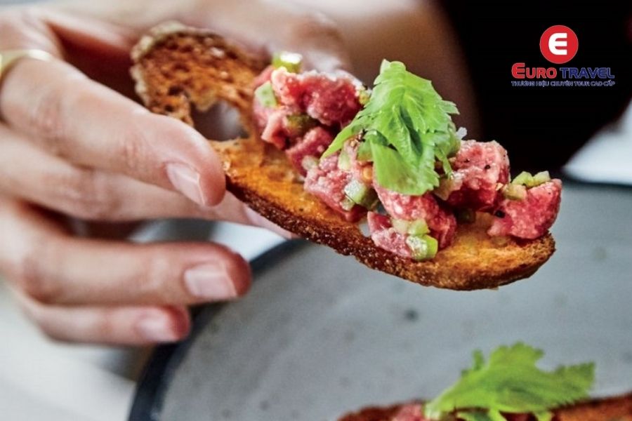 Steak Tartare - bò tái trong ẩm thực Pháp ăn kèm bánh mì
