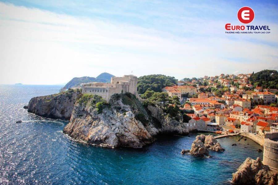 tham quan thành phố cổ Dubrovnik khi đi du lịch châu âu vào mùa hè