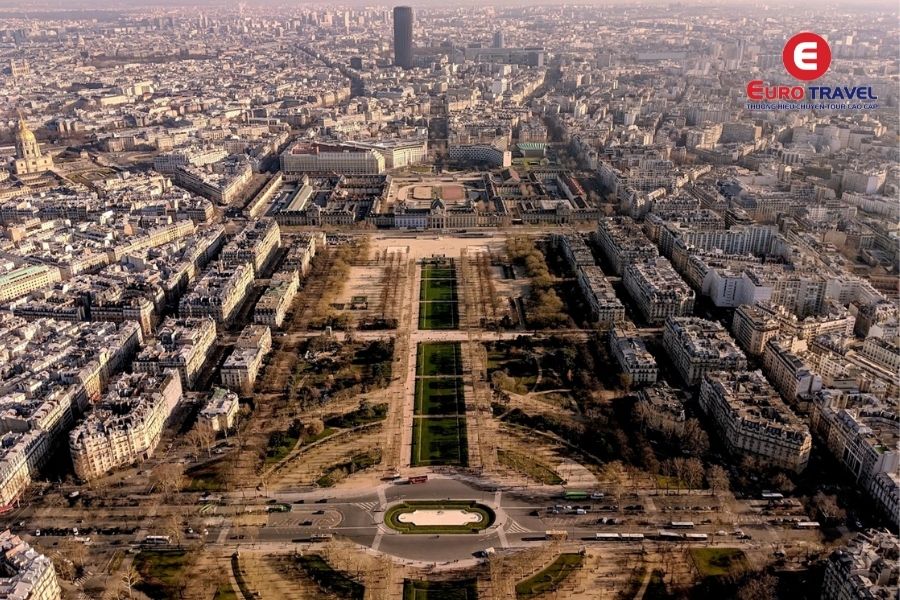 Trở lại châu Âu ghé thăm đại lộ Champs Lysees