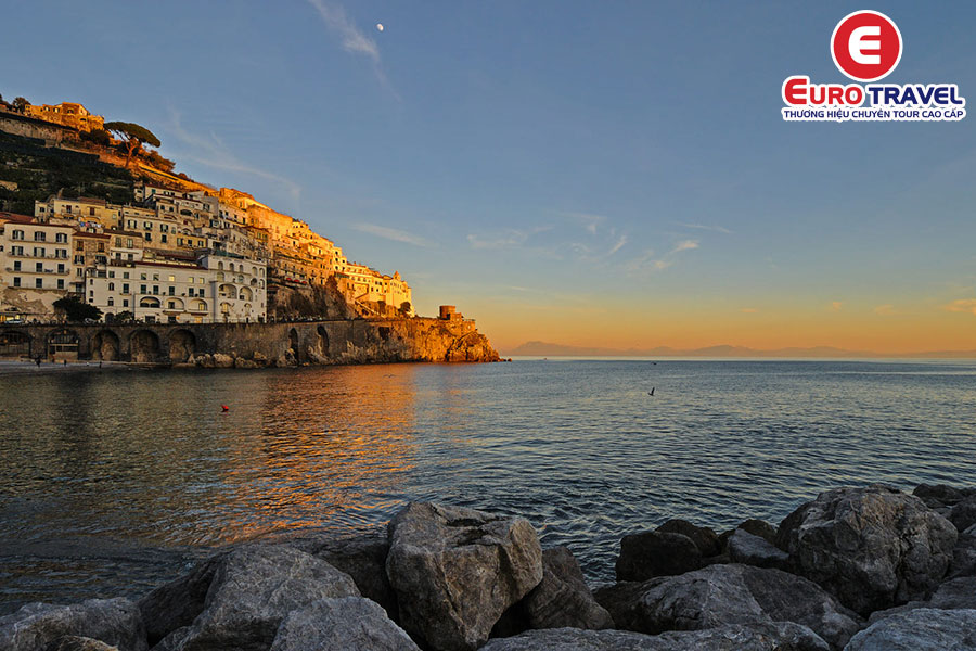 Bờ biển Amalfi vẻ đẹp quyến rũ tại Ý