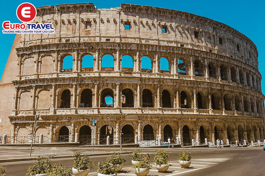 Điểm du lịch châu Âu mùa hè khám phá Colosseum