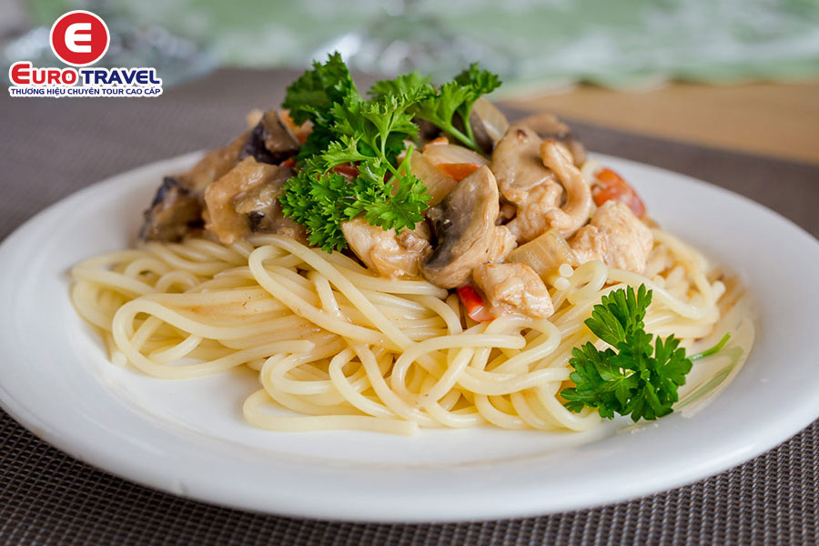 Điểm du lịch châu Âu mùa thu thưởng thức Spaghetti thơm ngon