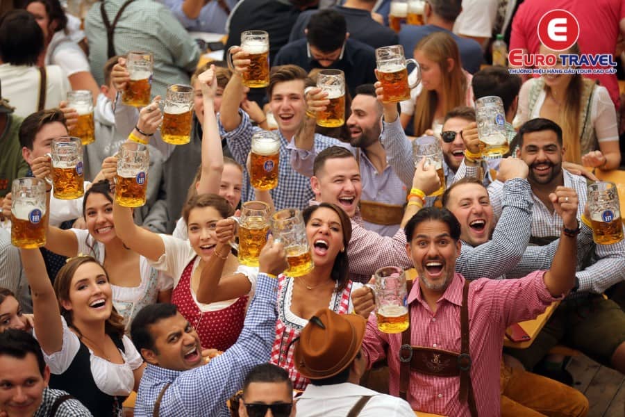 Người dân tham gia Lễ hội bia tại Đức