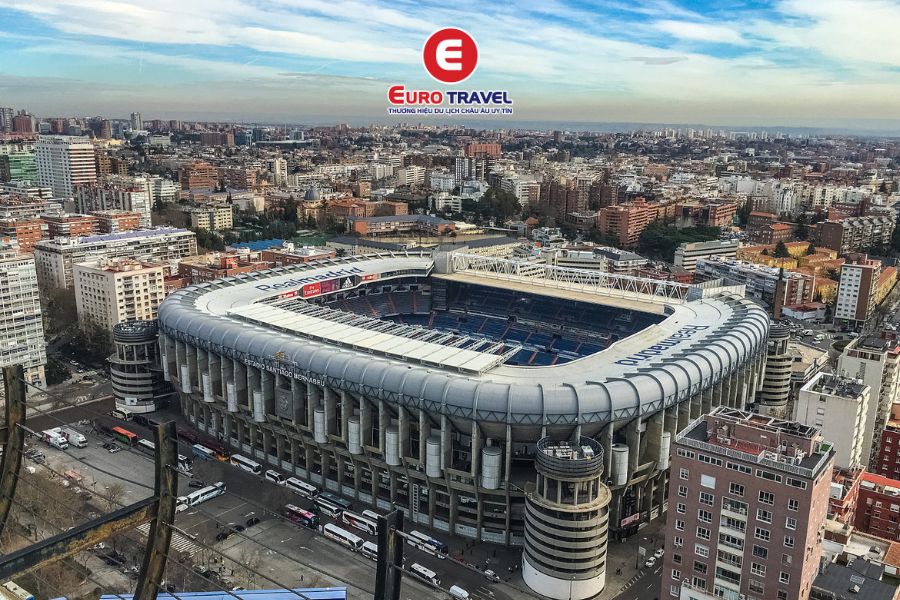 Sân vận động Santiago Bernabeu nhìn từ bên ngoài