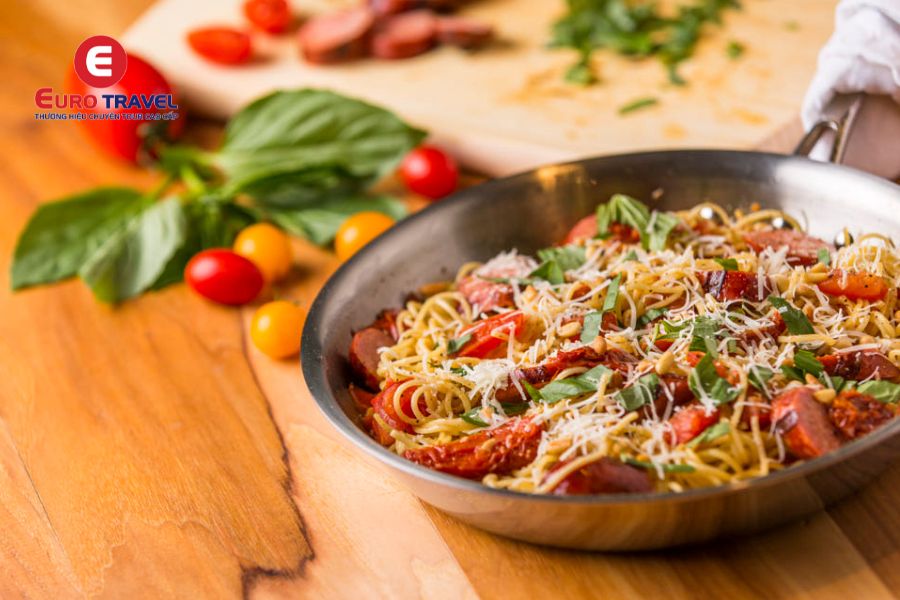 Spaghetti là món ẩm thực Ý thu hút sự yêu thích của nhiều du khách