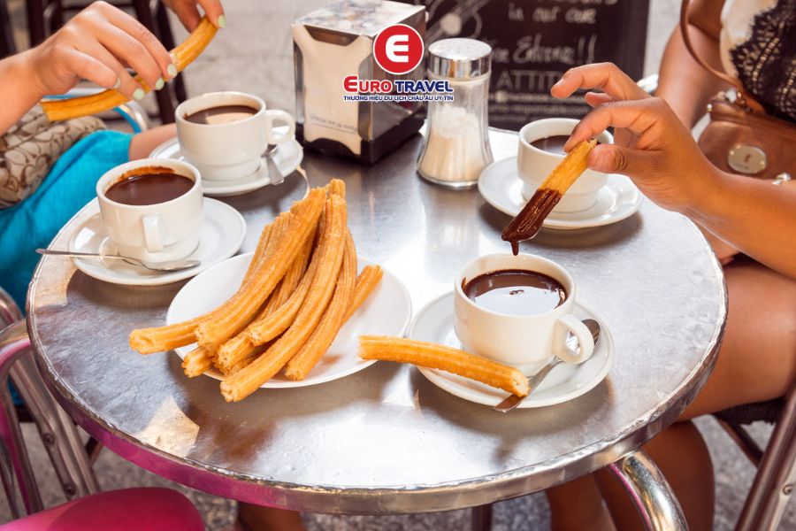 Bánh Churros cùng Socola là món ăn nhẹ đặc trưng tại Madrid