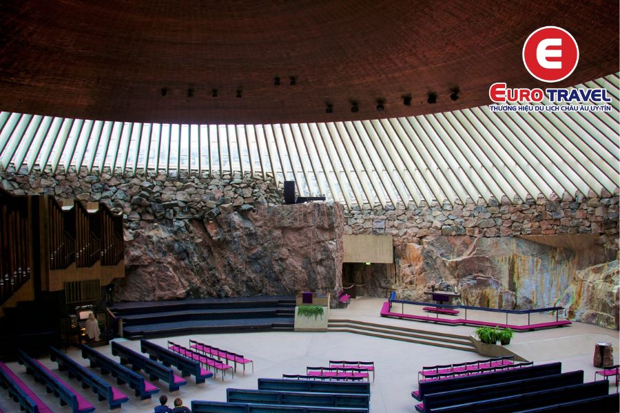 Bên trong nhà thờ đá Temppeliaukio