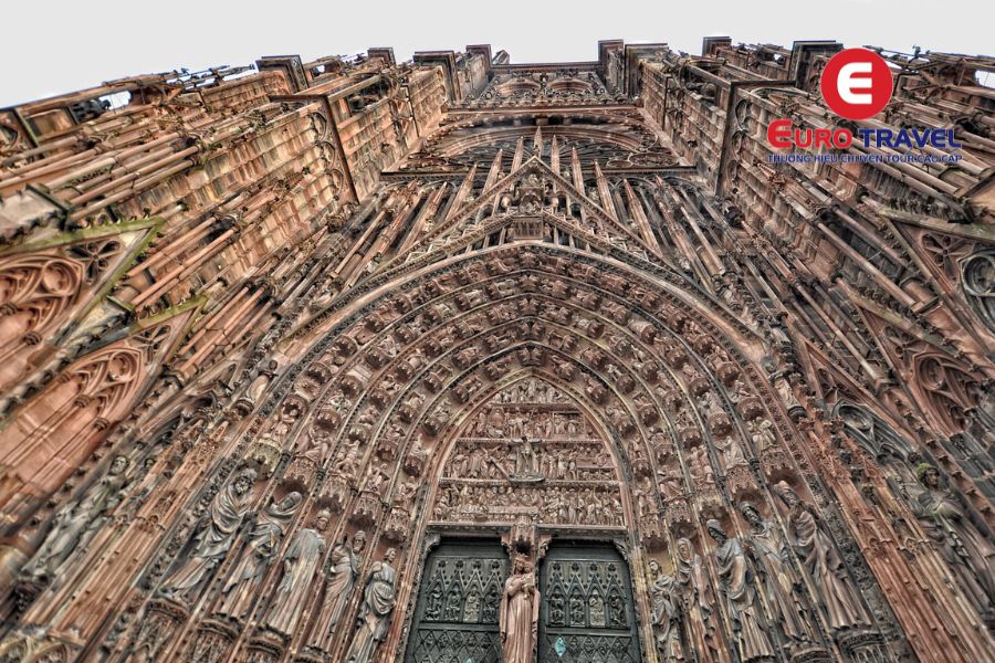 Cận cảnh nhà thờ Strasbourg là điểm du lịch Pháp nổi tiếng thế giới