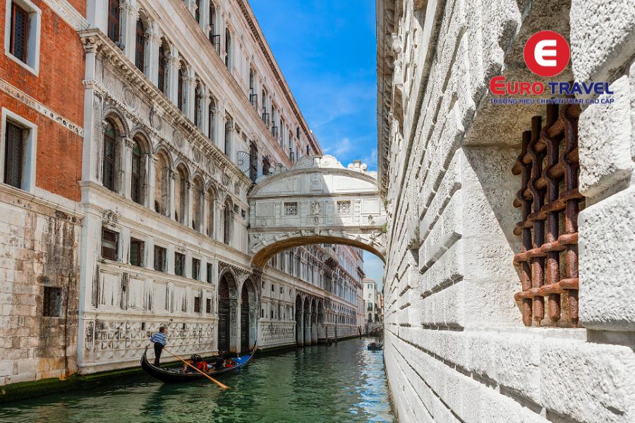 Du ngoạn cầu Than Thờ - Bridge of Sighs trong tour trọn gói visa