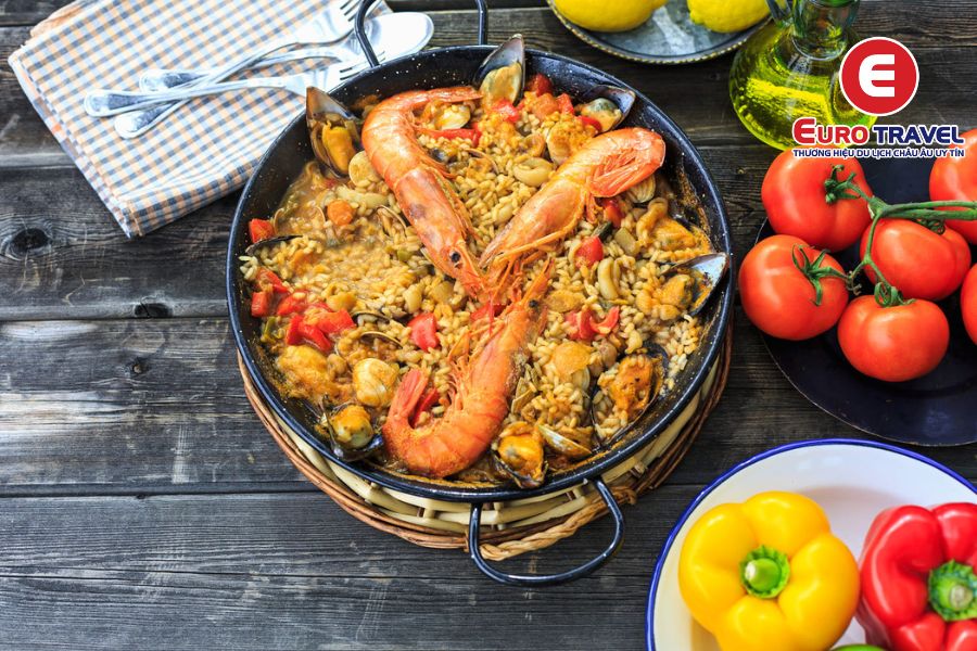 Cơm thập cẩm Valencia là đặc sản tại Tây Ban Nha