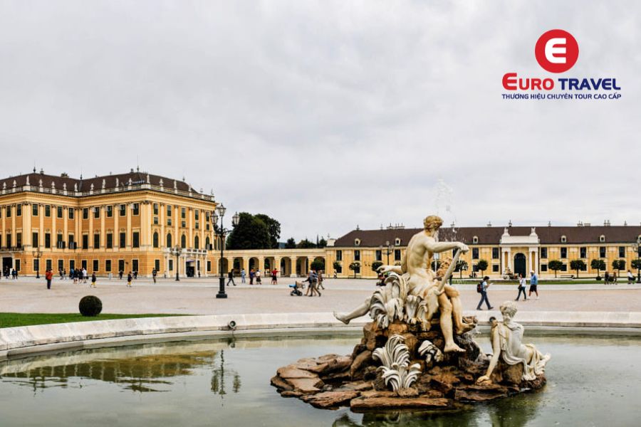 Cung điện Schönbrunn là điểm du lịch Áo nổi tiếng và thu hút nhiều du khách
