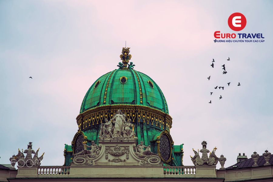 Ghé thăm cung điện hoàng gia Hofburg trong tour du lịch bao gồm visa