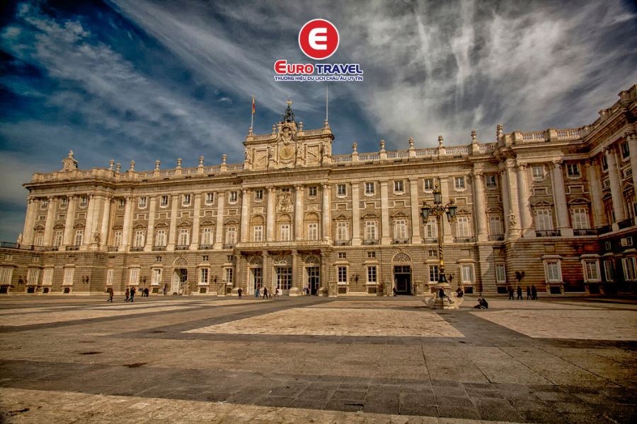 Cung điện hoàng gia Royal Palace tại Madrid