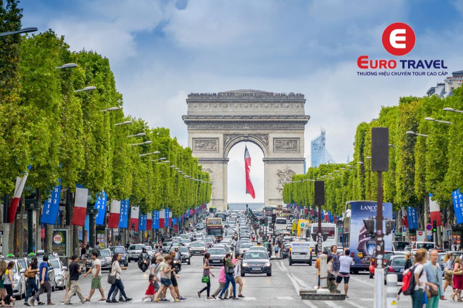 Đại lộ Champs Elysees rộng lớn ngay dưới chân Khải Hoàn Môn