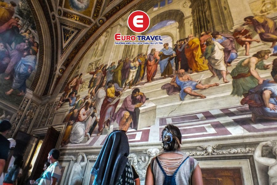 Thư viện là điểm du lịch Vatican được nhiều du khách yêu thích