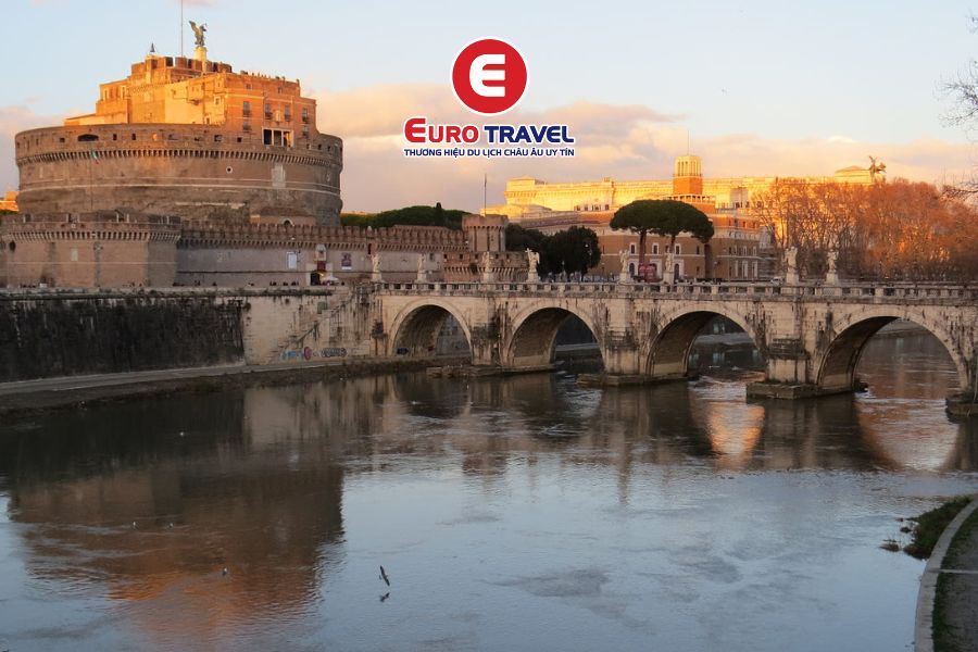 Lâu đài San't Angelo bên cạnh dòng sông Tiber