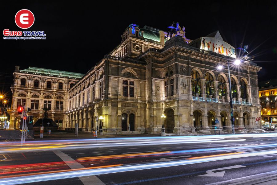 Thăm nhà hát Opera Vienna trong tour châu Âu trọn gói visa