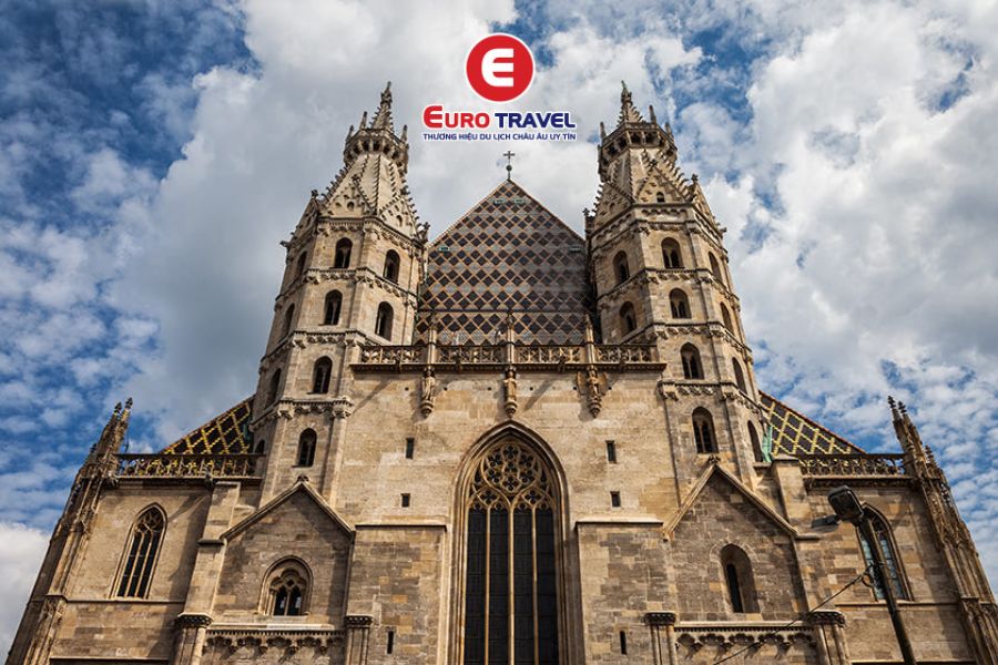 Nhà thờ thánh Stephen là điểm đến nổi bật trong tour du lịch Áo