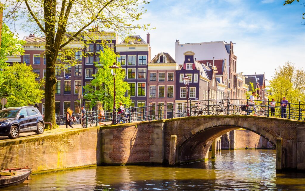 Đi tuor du lịch Hà Lan phải thăm thủ đô Amsterdam: 