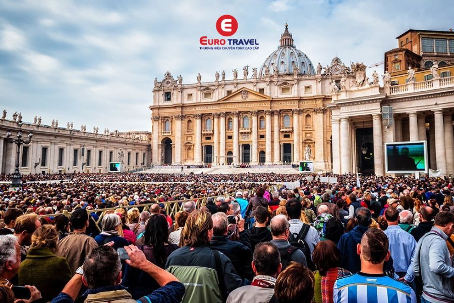 Khách du lịch đến tham quan Vatican rất đông đúc