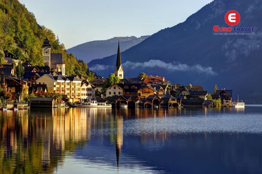 Làng cổ Hallstatt cổ kính và xinh đẹp
