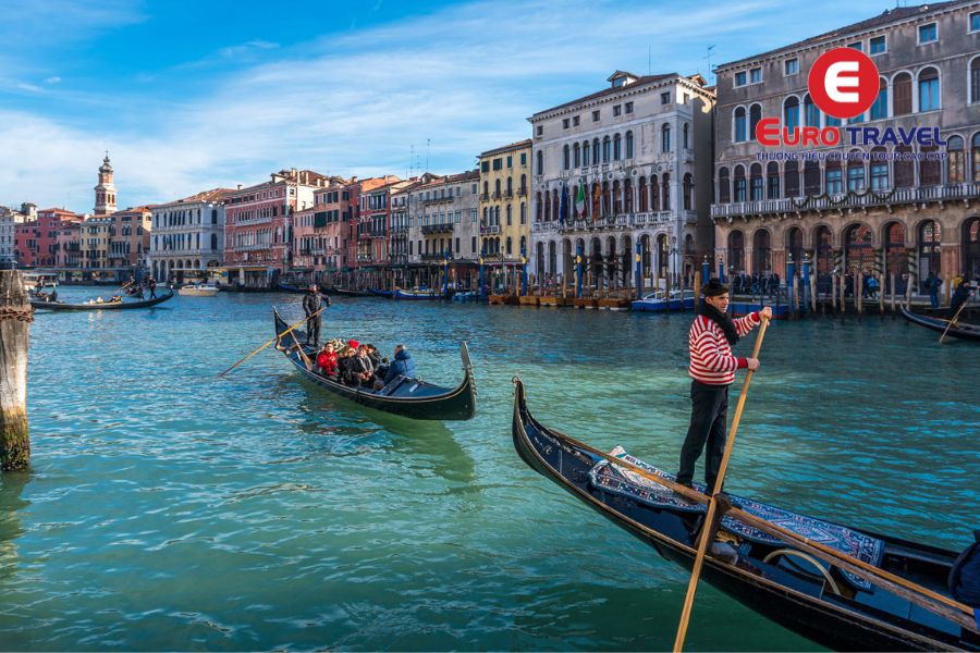 Lưu ý khi du lịch Venice du khách không nên cho tay xuống nước