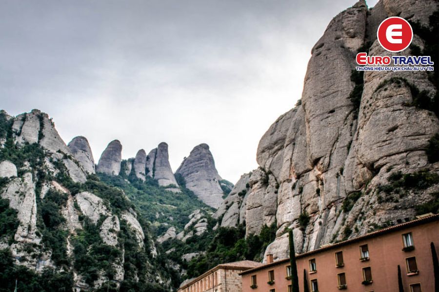 Dãy núi Monserrat hùng vĩ