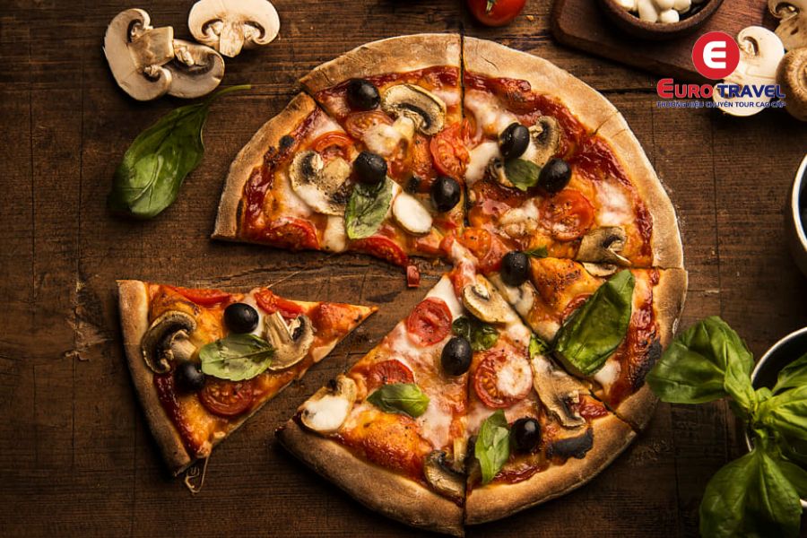 Pizza Ý cũng là món ăn thu hút nhiều du khách