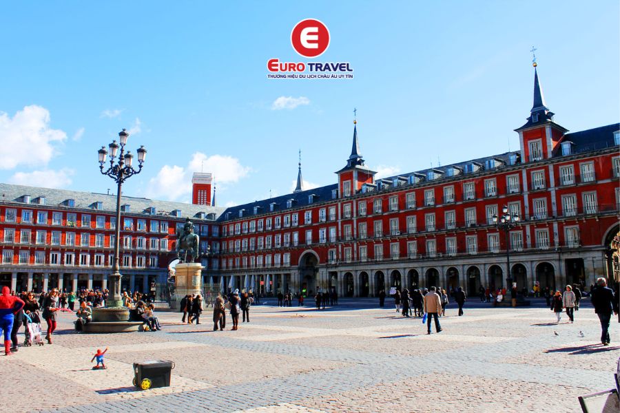 Quảng trường Plaza Major lớn nhất Madrid