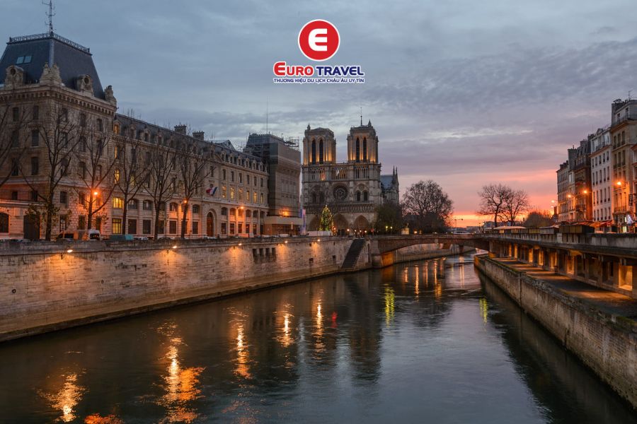 Dòng sông Seine thơ mộng trong kinh nghiệm du lịch Paris