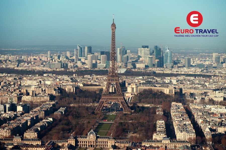 Tháp Eiffel là biểu tượng của Paris